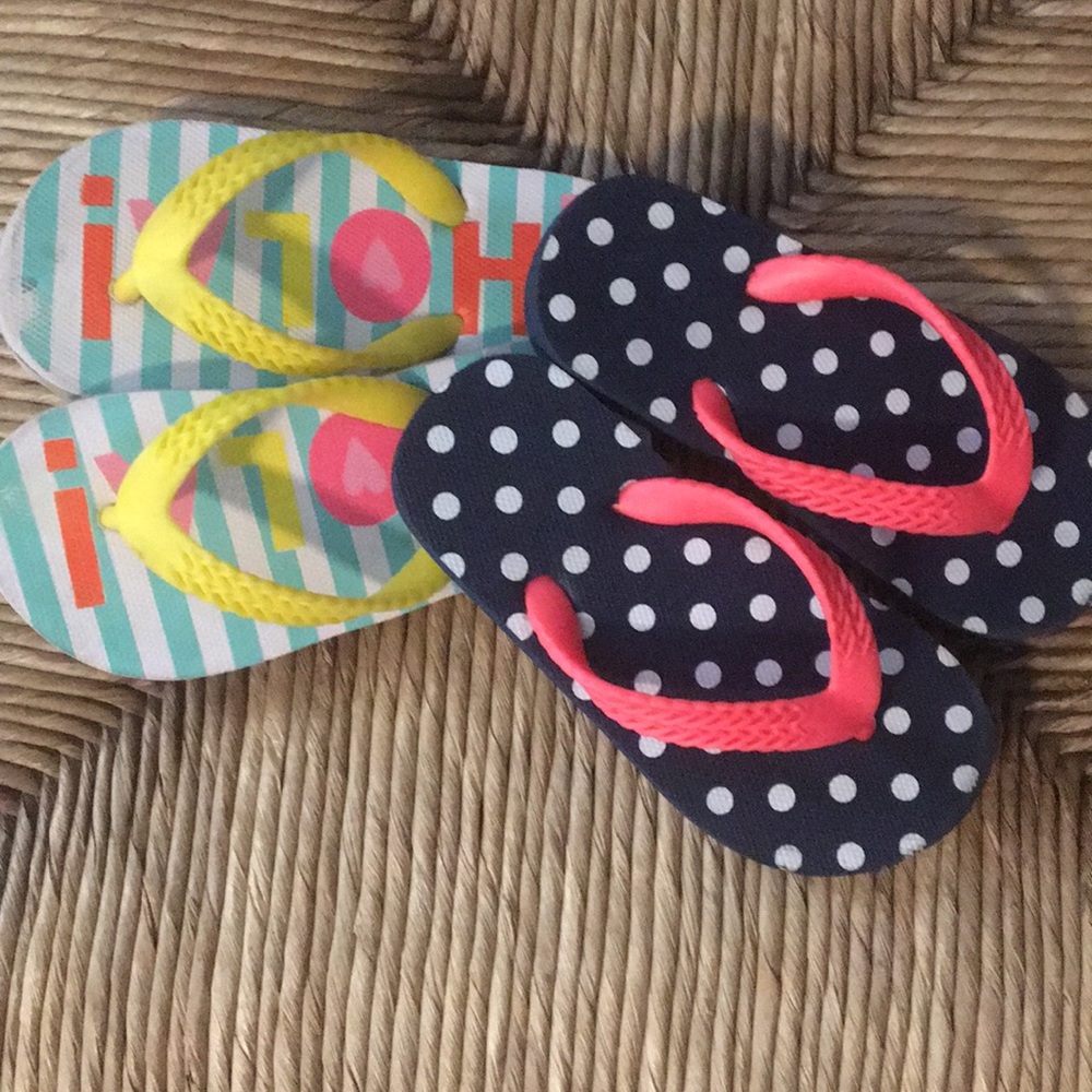 2 pairs of flip flops from ON